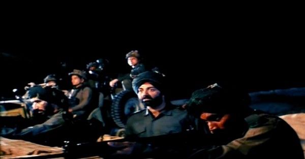 सन्नी देओल पाकिस्तानी अफसर को ललकारते हुए. 