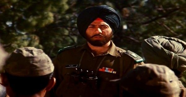 सन्नी देओल अपने जवानों में साहस भरते हुए.