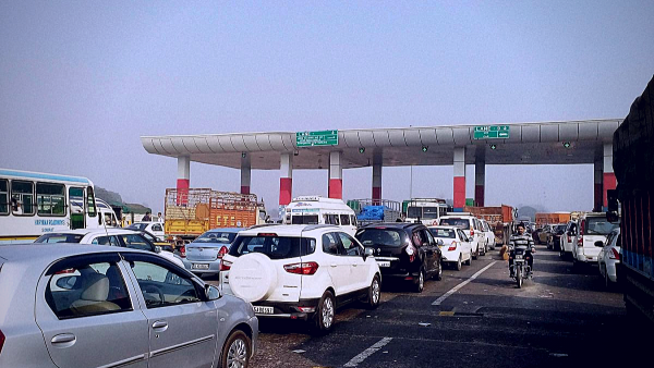 कहा जा रहा है कि टोल रोड पर इतने लम्बे लम्बे जाम से मिल सकती है मुक्ति.