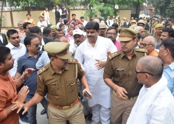 सजा सुनाए जाने के बाद कपिलमुनि करवरिया को लेकर जाती पुलिस