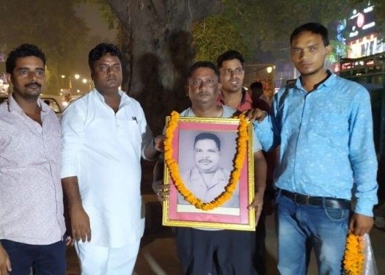 जवाहर पंडित को श्रद्धांजलि देते सपा कार्यकर्ता. सिविल लाइंस में इसी जगह पर 1996 में हुई थी जवाहर पंडित की हत्या. (फोटो- फेसबुक)