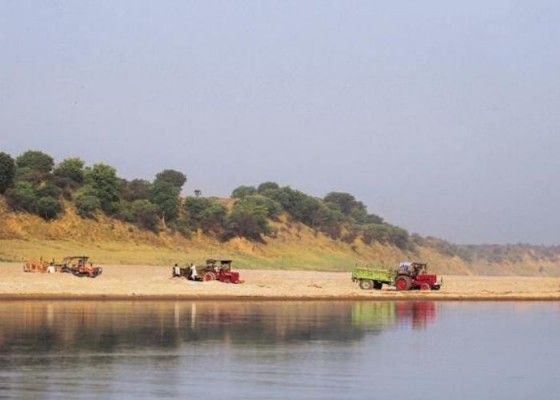 जिसकी सत्ता उसके घाट. उसकी बालू और उसकी ही शराब. (फोटो- AP) 