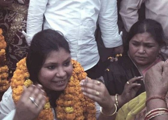 हत्या से एक दिन पहले ही जवाहर पंडित लखनऊ गए थे और बड़ी बेटी ज्योति और बेटे हॉस्टल में छोड़कर आए थे. 2016 में ज्योति फूलपुर की ब्लॉक प्रमुख बनीं. (फोटो- फेसबुक)