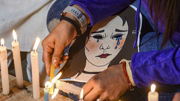बच्ची ने अपनी मां को बताया कि आरोपी की तोंद निकली हुई है और वह उसे पहचान सकती है.