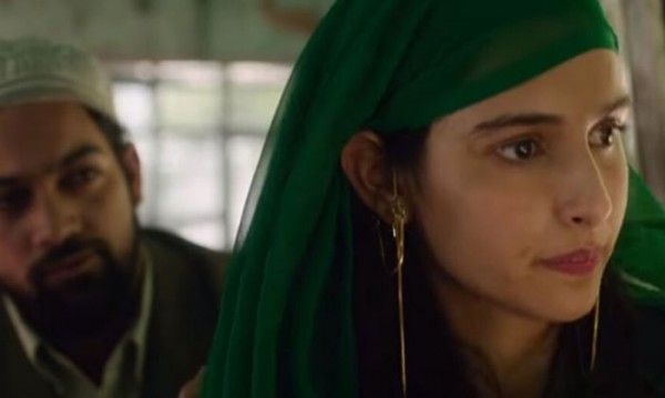 ट्रेलर के एक सीन में अपना मेकअप छुपाती शांति. ताकि मुस्लिम अतिवादियों को उसके हिंदू होने का पता न चले.