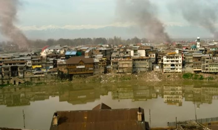 जलते कश्मीर के इस सीन को देखकर सिनेमाटोग्राफ़ी और एडिटिंग टीम के बारे में और जानने की इच्छा होती है.