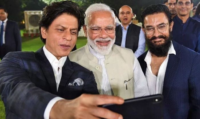 शाहरुख़ आमिर के साथ सेल्फी खिंचाते पीएम मोदी.