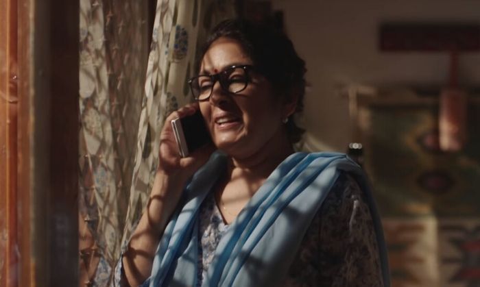 नीना गुप्ता अपने एक सीन में काफी इमोशनल कर जाती हैं. ये तस्वीर उसी सीन का एक स्क्रीनग्रैब है.