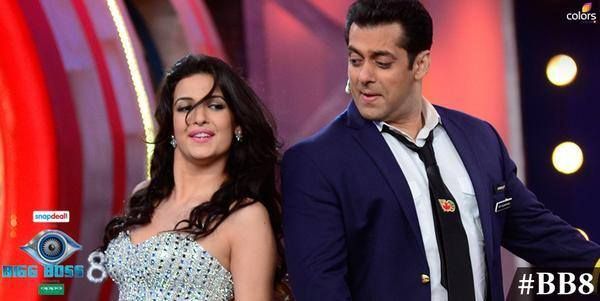  बिग बॉस सीज़न 8 में एंट्री के दौरान सलमान खान के साथ स्टेज शेयर करतीं नताशा. 