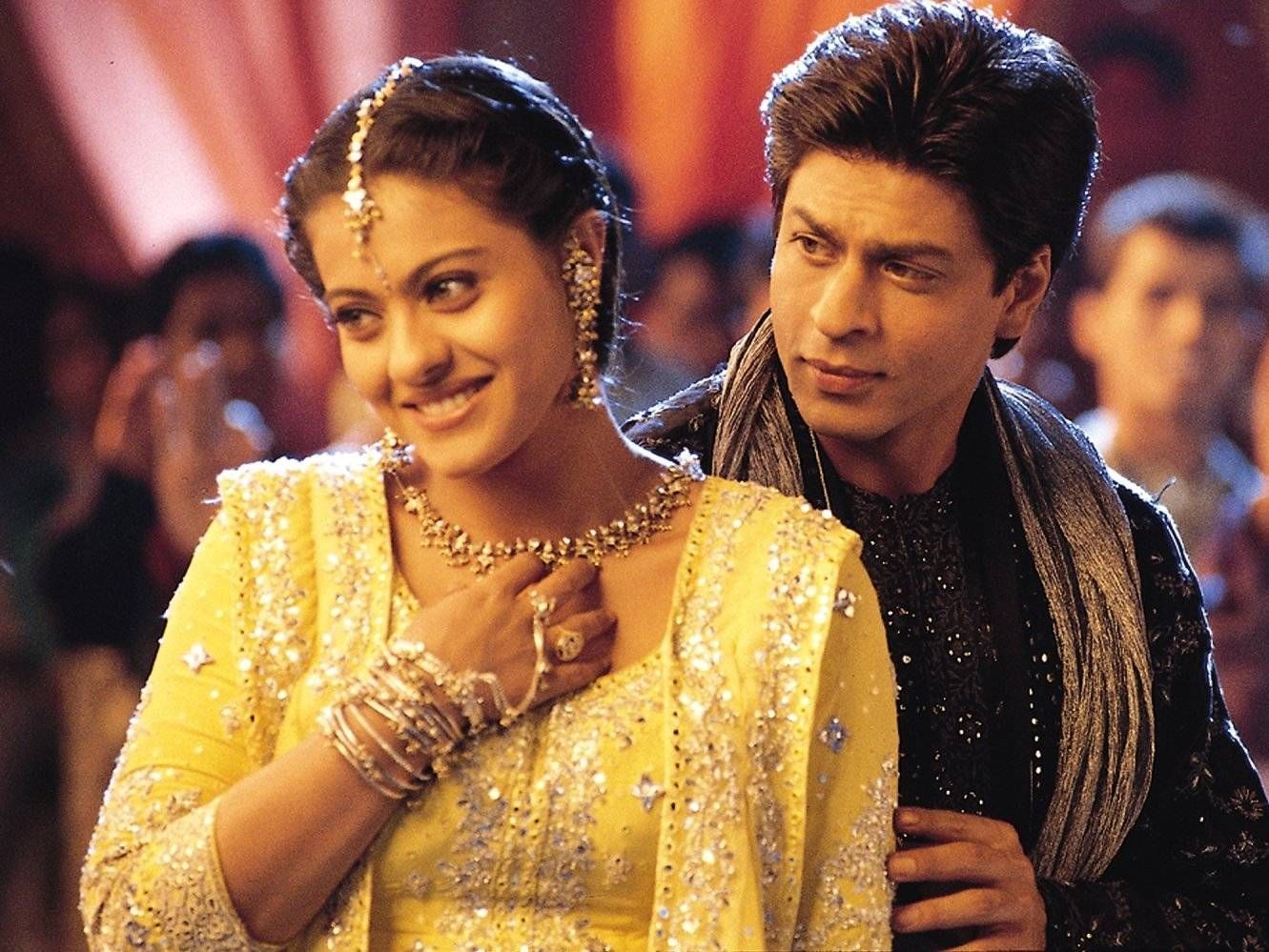 फिल्म 'कभी खुशी कभी ग़म' के एक सीन में शाहरुख खान के साथ काजोल. 'कुछ कुछ होता है' की तरह इसमें भी इन दोनों का नाम राहुल और अंजली ही था.