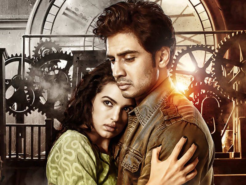 फिल्म 'सेवन आवर्स टु गो' के एक सीन में फिल्म के लीडिंग एक्टर शिव पंडित के साथ नताशा.