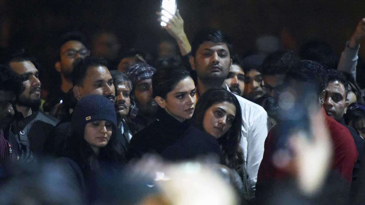 जेएनयू में छात्रों के साथ खड़ीं दीपिका पादुकोण. स्टूडेंट्स ने उनके सामने इस घटना के खिलाफ नारे लगाकर अपना विरोध दर्ज करवाया.