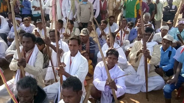 आदिवासी तीर कमानों के साथ गांव में बाहरी लोगों को घुसने से रोक रहे हैं.