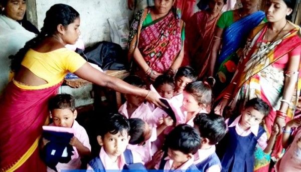 छह साल से कम उम्र के बच्चों की देखभाल का जिम्मा आंगनवाड़ी कार्यकर्ताओं के पास होता है. उन्हें बदले में बेहद कम वेतन दिया जाता है.