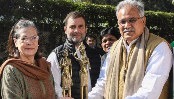 कांग्रेस की अंतरिम अध्यक्ष सोनिया गांधी और वायनाड सांसद राहुल गांधी के साथ छत्तीसगढ़ के मुख्यमंत्री भूपेश बघेल. फोटो- पीटीआई