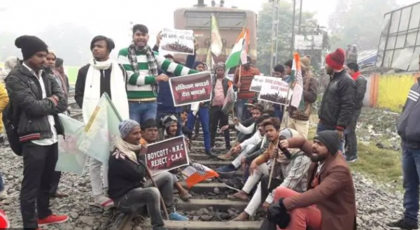 21 दिसंबर को बिहार बंद के दौरान ट्रेन रोकी गईं. कई जगह हिंसा, आगजनी और तोड़-फोड़ की घटनाएं भी हुईं. फोटो: India Today