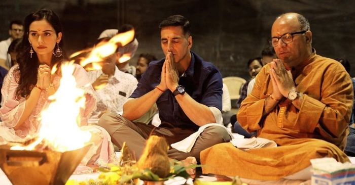 फिल्म 'पृथ्वीराज' की शूटिंग शुरू होने पहले होने वाली पूजा में शामिल मानुषी, अक्षय और डायरेक्टर चंद्रप्रकाश द्विवेदी.