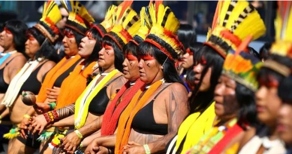 सड़कों पर उतरी महिलाएं.