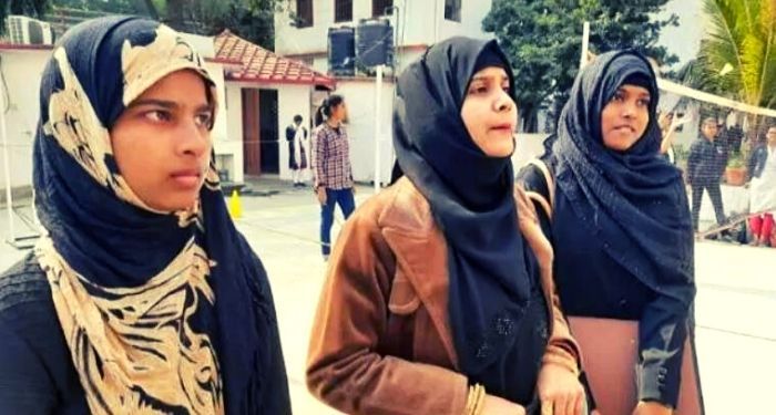 छात्राओं के विरोध के बाद प्रशासन को अपना फरमान वापस लेना पड़ा. (फोटो- इंडिया टुडे) 