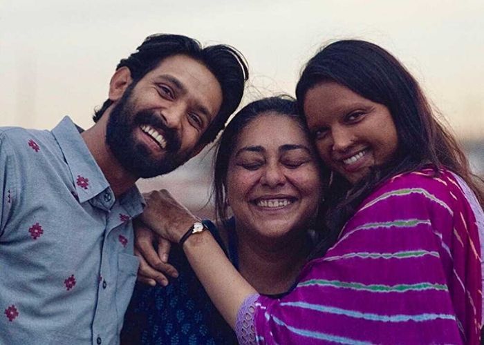 फिल्म छपाक की शूटिंग के बाद की तस्वीर, जिसमें विक्रांत मैस्सी, दीपिका पादुकोण और मेघना गुलज़ार हैं.