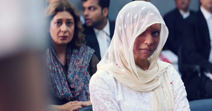 कोर्ट में अपने बॉयफ्रेंड राजेश को उसके रिलेशनशिप को झूठलाते हुए देखती माल्ती.