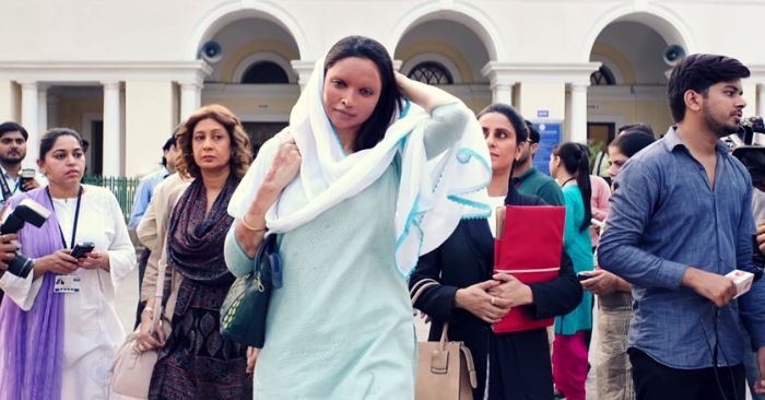 अल्टिमेट मोमेंट ऑफ लिबरेशन. माल्ती दुनियावी दिखावट को पीछे छोड़कर अपना मुंह ढंकना बंद कर देती है. 