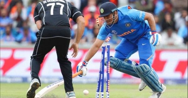 वर्ल्ड कप सेमीफ़ाइनल में धोनी के रन आउट होते ही इंडिया का तीसरा ख़िताब जीतने का सपना टूट गया था.