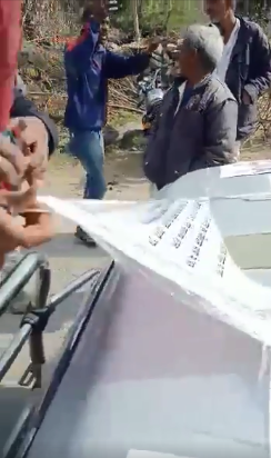 वीडियो में संविधान की प्रस्तावना फाड़ते शख्स का हाथ दिखाई दे रहा है 