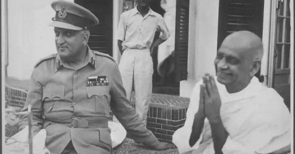 महाराजा हरिसिंह ने भारत में शामिल होने के कागजातों पर दस्तखत किए, उसके बाद ही इंडियन आर्मी कश्मीर में गई. फोटो में महाराजा हरिसिंह और सरदार पटेल नजर आ रहे हैं. (फोटो: PIB)