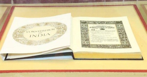 भारत का संविधान 26 नवंबर 1949 को अपनाया गया था.