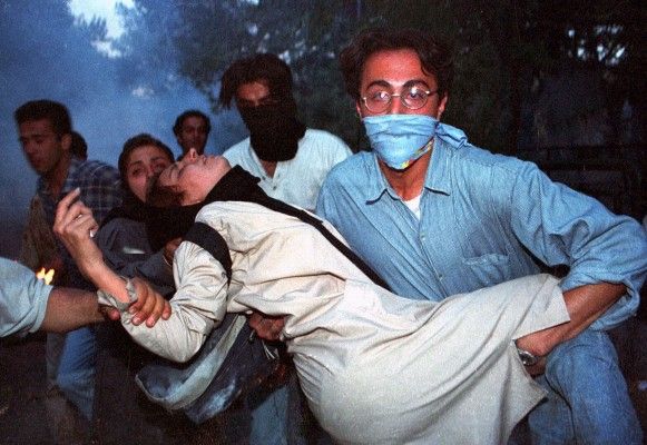  तेहरान विश्वविद्यालय में आंसू गैस से घायल एक छात्र. जुलाई 1999. साभार-एसोसिएटेड प्रेस