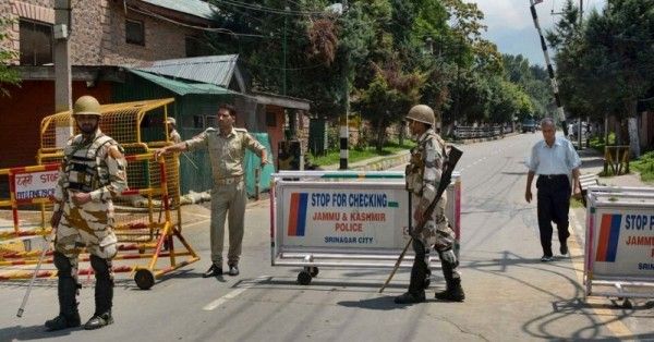 डीआईजी अतुल गोयल ने निरीक्षण के दौरान पुलिस बैरिकेडिंग के पास कार रुकवाई थी. (सांकेतिक तस्वीर)