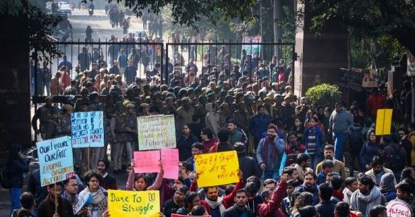 JNU में पिछले कई हफ्तों से फ़ीस बढ़ोत्तरी के खिलाफ़ प्रोटेस्ट चल रहा है. (फोटो: पीटीआई)