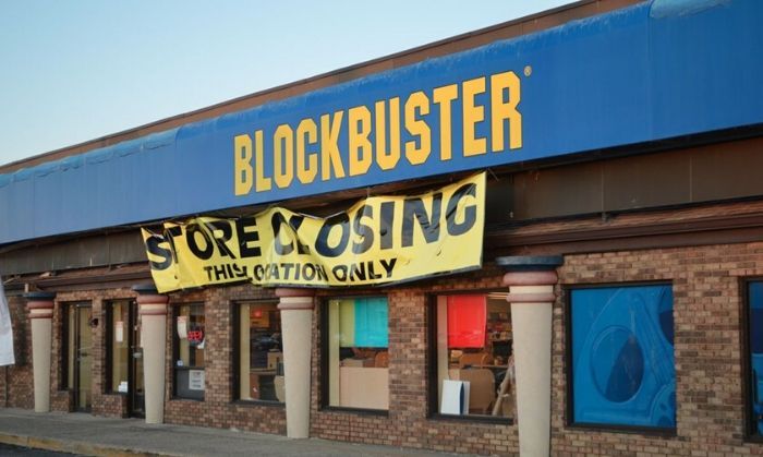 'ब्लॉकबस्टर' नाम की चेन की ‘मूवी रेंटल शॉप्स’ देखते देखते बंद होने लगीं.
