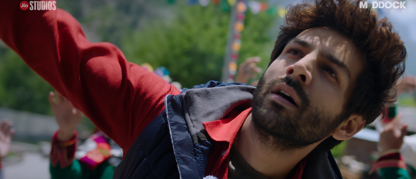 फिल्म के एक सीन में कार्तिक, जिसे देखकर पता लग रहा है कि ये पिक्चर इम्तियाज़ अली ने बनाई है.