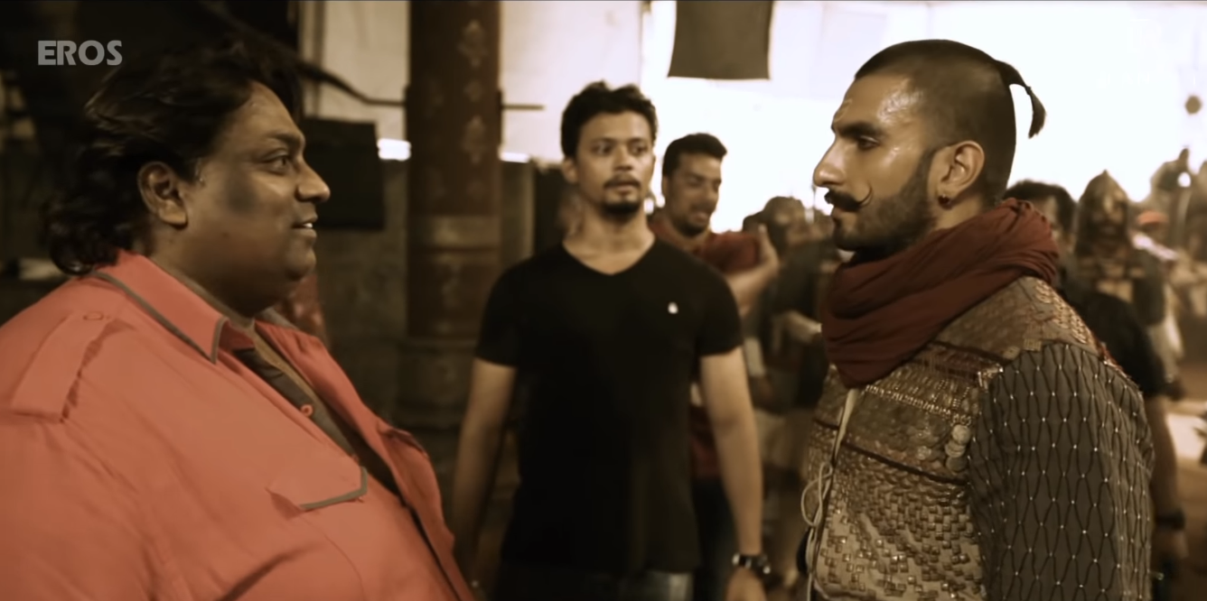 बाजीराव मस्तीनी के गाने 'मल्हारी' की कोरियोग्रफी के दौरान रणवीर के साथ गणेश आचार्य. गणेश ने रणवीर के लिए 'खलीबली' और 'धतड़ ततड़' जैसे गाने कोरियोग्राफ किए हैं.