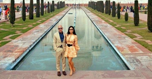 भारत दौरे के दौरान अपनी गर्लफ्रेंड के साथ जेफ़ बेज़ोस.