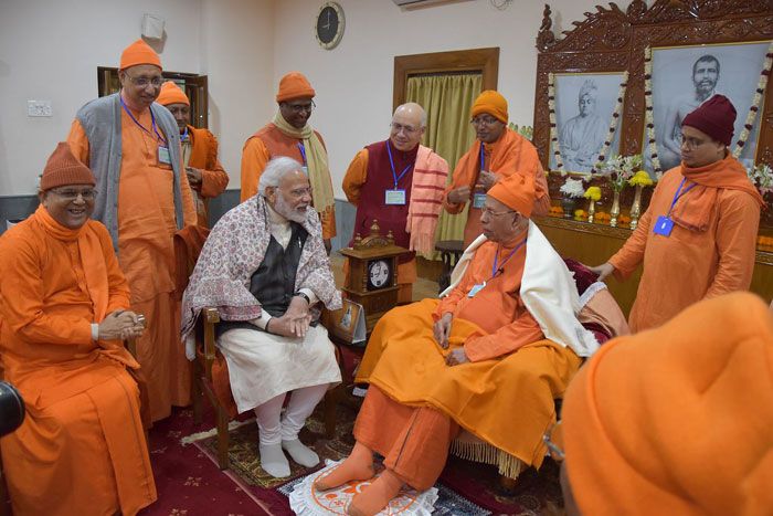 मोदी की 11 जनवरी 2020 की बेलूर मठ दौरे की ये तस्वीर है. इसे बेलूर मठ ने अपनी वेबसाइट पर पोस्ट किया है. 