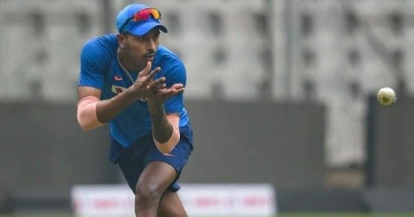 पंड्या ने ऑस्ट्रेलिया के ख़िलाफ़ पहला वनडे खेलने पहुंची टीम इंडिया के साथ मुंबई में प्रैक्टिस की.(फोटो: PTI)