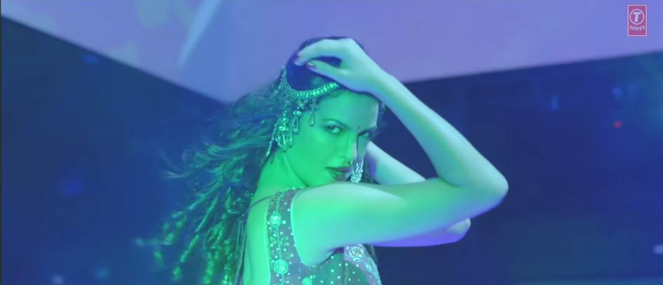 फिल्म 'सत्याग्रह' के गाने 'अइयो जी' के एक सीन में नताशा.