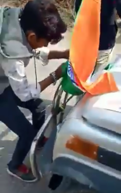 गाड़ी से तक़रीबन नोचकर तिरंगा झंडा उतारता शख्स वीडियो में दिखाई दे रहा है 