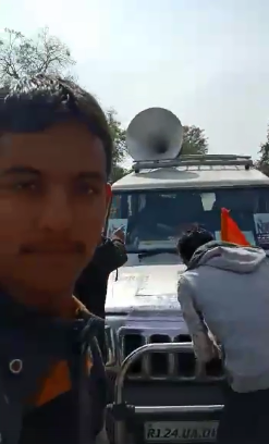 वीडियो को ध्यान से देखने पर पता चलता है कि जो लड़का ये वीडियो बना रहा है उसका चेहरा भी इसी वीडियो में है. उस लड़के ने दो सेकेंड के लिए कैमरे को सेल्फ़ी मोड में भी इस्तेमाल किया था जिससे उसका चेहरा दिखाई दे रहा है