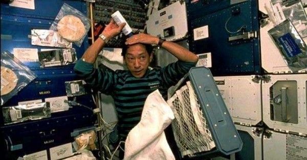 शैंपू लगाकर दिखाते हुए एस्ट्रोनॉट.(सोर्स - JAXA)