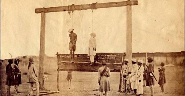 1857 के विद्रोह के बाद अंग्रेज़ों द्वारा भारतीयों को दी गई फांसी. शॉर्ट ड्रॉप मैथड ही है. (सोर्स - विकिमीडिया)