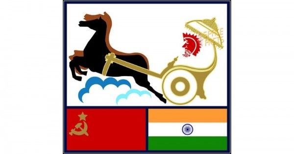सोयुज़ T 11 का मैस्कॉट. भारत और रूस के झंडे के ऊपर आकाश की ओर जाता रथ. (सोर्स - विकिमीडिया)