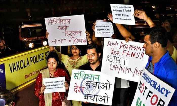 होटल के बाहर प्रोटेस्ट करते लोग. (तस्वीर साभार: दी हिंदू/आदेश चौधरी)