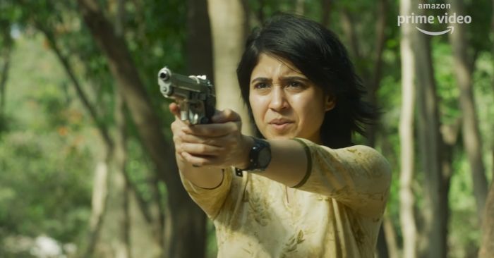 'मिर्ज़ापुर 2' के एक सीन में गोलू गुप्ता उर्फ श्वेता त्रिपाठी. अब तक सीरीज़ में ये किरदार अहिंसक और पढ़ाई-लिखाई में रुचि रखने वाला दिखाया गया था. लेकिन इस सीज़न में मामला चेंज हो गया.