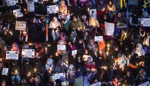 15 जनवरी की रात महिलाओं ने जामा मस्जिद में CAA, NRC और जामिया छात्रों पर हुआ कार्रवाई के खिलाफ प्रोटेस्ट किया. फोटो- PTI