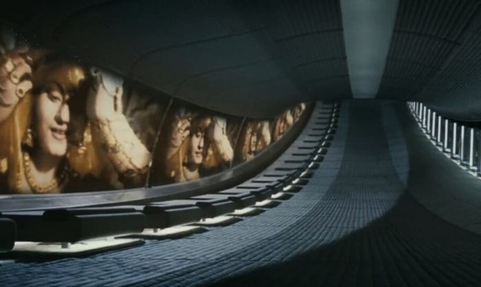 हॉलीवुड की साई फाई मूवी 'मिस्टर नोबडी' का एक सीन जिसमें स्पेसशिप में एक तरफ इंसान यात्रा के दौरान लंबी नींद में सोए हैं, दूसरी तरफ एक मूवी का सीन चल रहा है. मूवी का नाम 'मुग़ल ए आज़म'. गीत,'मोहे पनघट पे'.