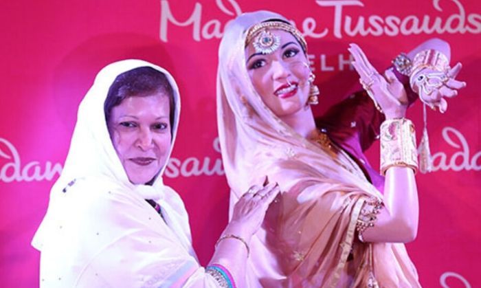 मधुबाला की मौम की मूर्ती के साथ उनकी छोटी बहन